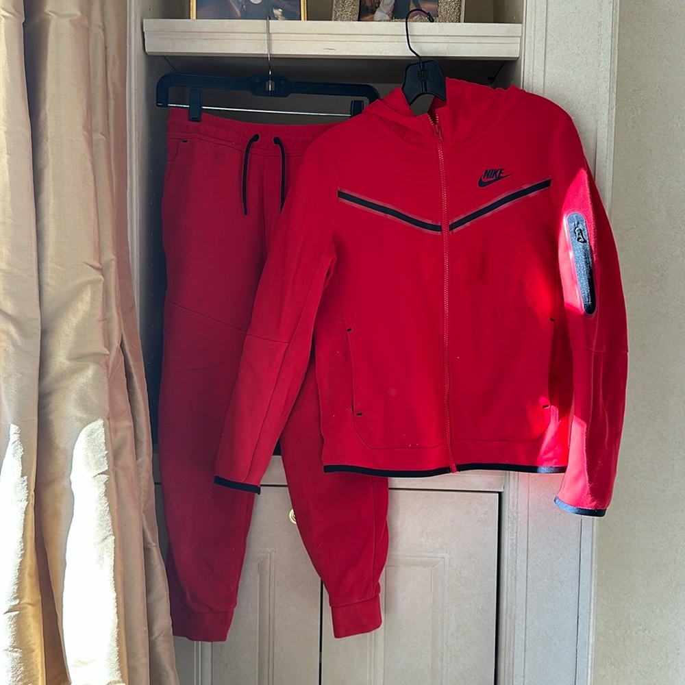 KIDS NIKE FLEECE TECH 2 pics red YOURH PIECD IN LARGE RED